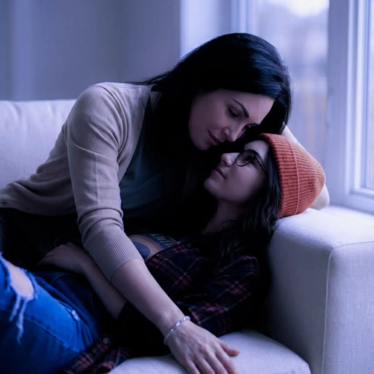 Fondo de Demasiado tarde, demasiado cerca